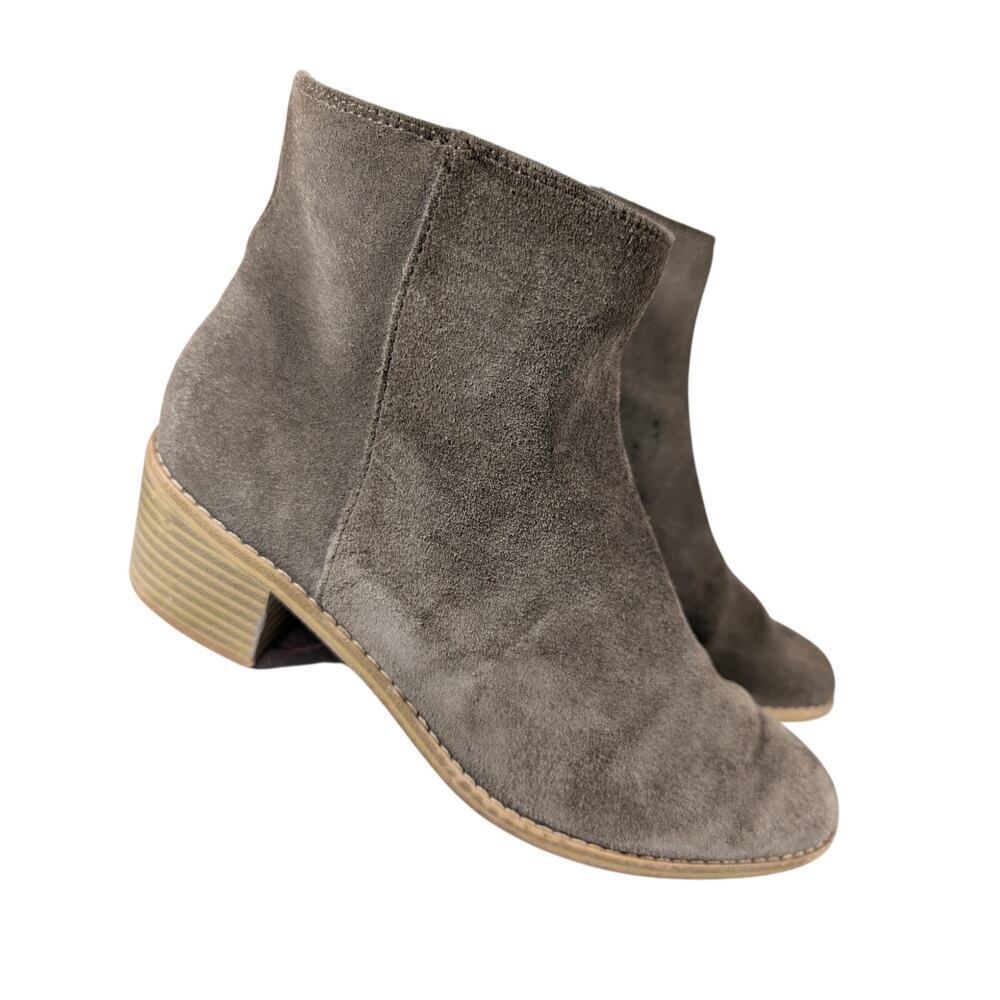 CLARKS! FAWN BEIGE/TAN GENUINE LEATHER STACKED HEEL, ZIPPER ANKLE BOOTS! SZ 7M
